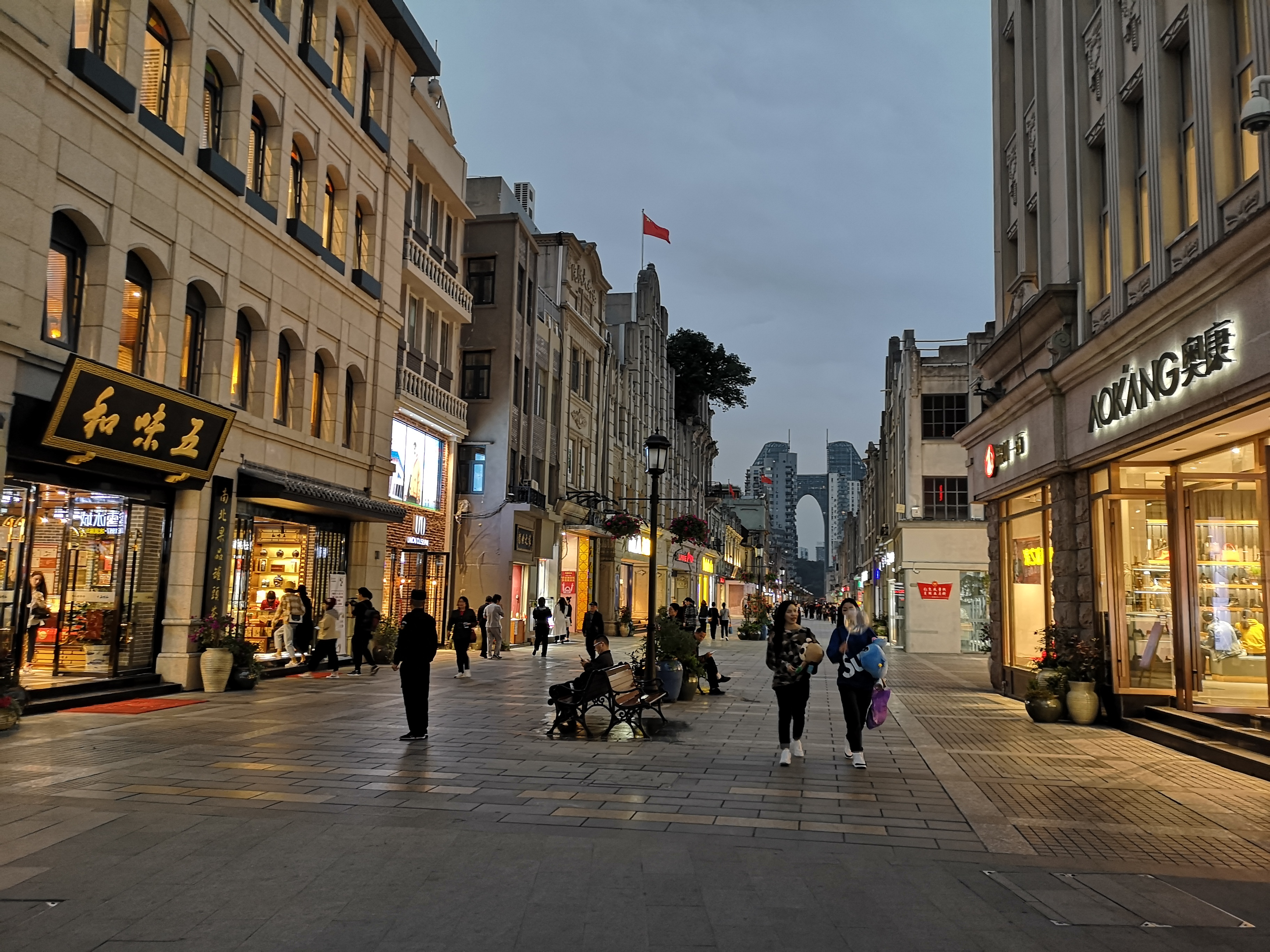 夜色中的温州五马街, 成了温州人新近的网红打卡地